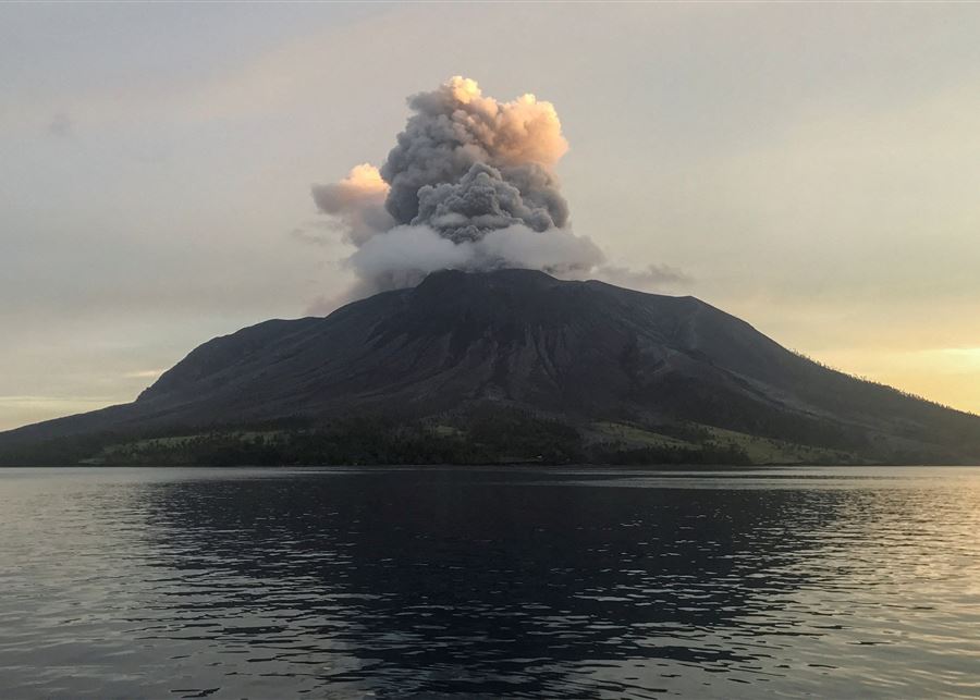 Indonésie: nouvelle éruption du mont Ruang