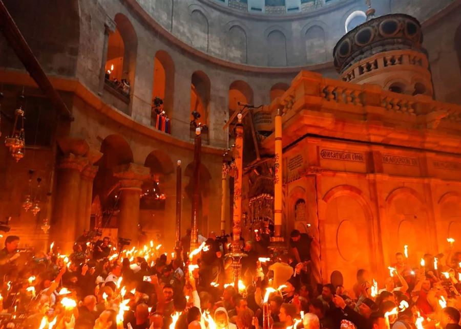 Vidéo: Le Feu sacré illumine l'Église du Saint-Sépulcre à Jérusalem