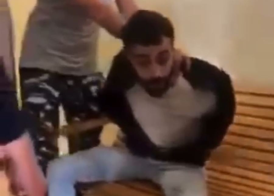 Vidéo: un jeune homme poignarde sa mère au cou et à la tête chez elle et la tue dans le quartier de Shayah