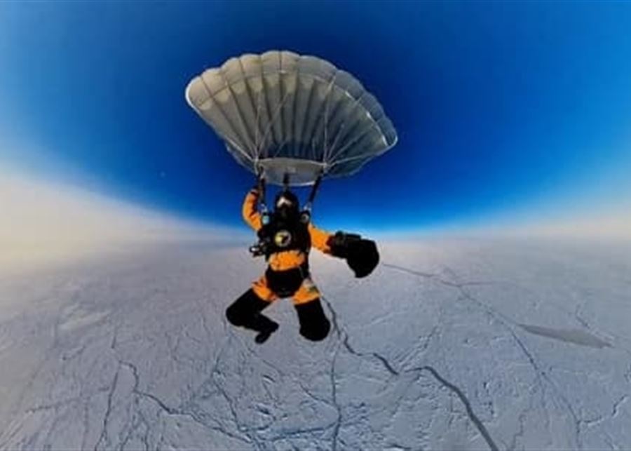 Trois Russes sautent en parachute de la Stratosphère au Pôle Nord